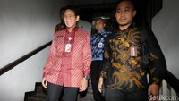 Sebelumnya, Sandiaga tiba di gedung Direktorat Reskrimum Polda Metro Jaya sekitar pukul 12.19 WIB. Sandiaga datang ketika hujan deras mengguyur Ibu Kota.