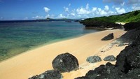 Ada Kabira Bay atau Teluk Kabira. Di sinilah, air sebening kristal dan pasir putih berada. Di sekitarnya, ada beberapa tebing yang dihiasi pepohonan hijau (Ishigaki-japan.com)