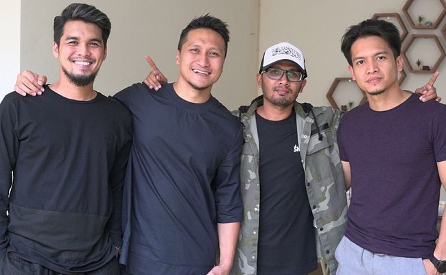 Foto bareng ustad Hanan Ataki, Arie Untung, Dimas Seto, dan Mario Irwinsyah mirip boyband ya? Foto: Instagram