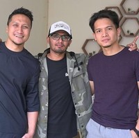 Foto bareng ustad Hanan Ataki, Arie Untung, Dimas Seto, dan Mario Irwinsyah mirip boyband ya? Foto: Instagram