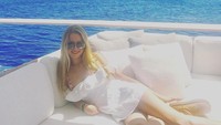 Selain berkuda, Eve juga gemar traveling ke sejumlah destinasi eksotis seperti pantai. Ini saat Eve liburan ke Sicilia di Italia (@evecjobs/Instagram)