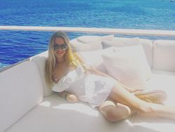 Gaya Unik Putri Cantik Steve Jobs Tenteng iPhone