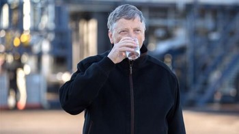 Kendati pernah mengatakan Windows Phone lebih baik, Bill Gates menggunakan iPhone 5S untuk berkomunikasi.  Foto: Ist/Internet