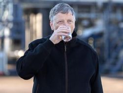 Aksi Bill Gates Minum Kotoran Manusia Hingga Tebus Utang Negara