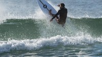 Chris beberapa kali mengunggah foto keseruannya berselancar di Australia. Namun memang jarang memberi keterangan lokasi di mana tempatnya lokasi surfing itu (chrishemsworth/Instagram)