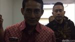 Foto: Sandiaga Tembus Hujan Saat Penuhi Panggilan Polda Metro
