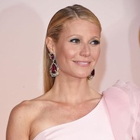 Aktris Gwyneth Paltrow bangun setiap pukul 4.30 pagi untuk berlatih yoga. Dalam wawancara dengan In Style, mantan istri Chris Martin mengaku bahwa sesungguhnya ia bukanlah orang-orang yang senang bangun pagi. Tapi dia menyatakan merasa lebih baik setelah makan-makanan sehat dan bangun pagi untuk melakukan latihannya tersebut. Foto: Getty Images