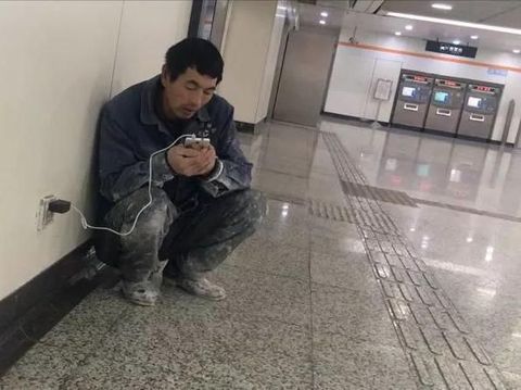 Pria Ini Tiap Malam Pergi ke Stasiun Cari Wifi, Alasannya Bikin Terharu