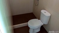 Ruangan lainnya yang ada di dalam yakni kamar mandi. Ukuran kamar mandinya terbilang kecil untuk unit rusunami seluas 35 meter persegi. Di dalamnya hanya terdapat toilet duduk dan shower tanpa bak mandi.
