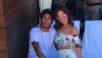 Di pertengahan 2017, hubungan keduanya kandas. Jarak dan kesibukan membuat mereka memutuskan untuk sendiri-sendiri. (Instagram/neymarjr)