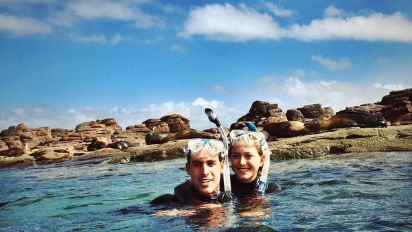Ada juga momen liburan yang dibagikan Eva bersama pacarnya di sebuah pantai. Di sana mereka sempat main snorkeling bareng (@evecjobs/Instagram)