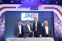 Penandatanganan kerja sama antara JNE dan Koin Works (Foto: dok. JNE)
