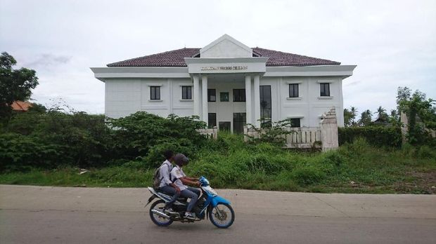 Tak Ditempati, Gedung Mentereng Kajari Cilegon Ditumbuhi Rumput Liar