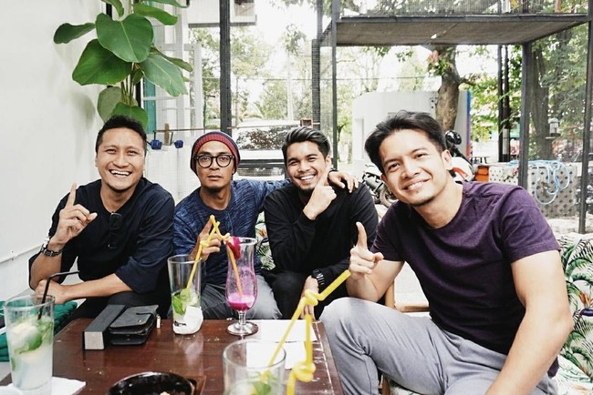 Tak hanya ngaji bareng, mereka pun terlihat berkumpul bersama Ustad Hanan Ataki untuk makan bersama dan silaturahmi. Foto: Instagram