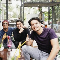 Tak hanya ngaji bareng, mereka pun terlihat berkumpul bersama Ustad Hanan Ataki untuk makan bersama dan silaturahmi. Foto: Instagram