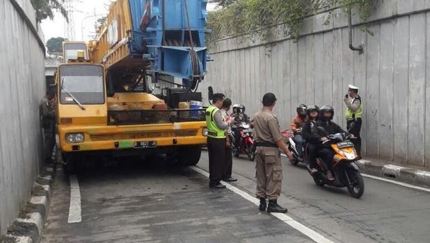 Petugas Kesulitan Evakuasi Crane yang Mogok di Underpass Senen