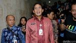 Lambaian Tangan Sandi Uno Usai Diperiksa Polisi