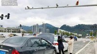 Masih ada jarak yang jauh sebelum zebra cross (lampu lalu lintas yang sebenarnya berada), mengapa Anda rem begitu tiba-tiba?, katanya. Pengendara wanita tersebut kemudian kaget ketika berbalik untuk melihat kembali lampu merah yang ia kira sebelumnya. Saat itulah ia menyadari bahwa ternyata lampu merah yang dilihatnya ialah seekor monyet yang sedang duduk ditiang dengan pose berbalik. Foto: Pool (Worldofbuzz)