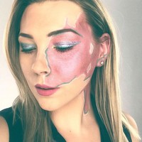 Video makeup tutorial yang dibuat untuk situs Pop Sugar ini menuai pujian. Bukan tutorial biasa, Paige membuat tanda lahirnya menjadi lebih cantik dengan makeup. Foto: Instagram