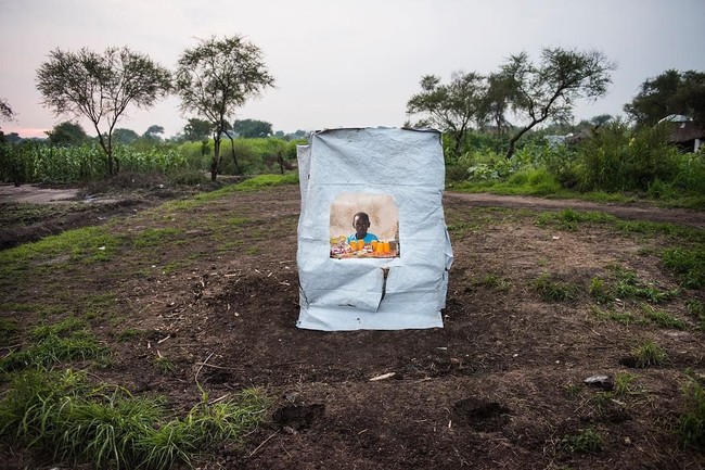 Demi membantu orangtuanya, anak laki-laki berusia 13 tahun ini membuka toko kecil di Uganda. Dia berharap bisa mewujudkan mimpi menjadi pengusaha sukses. Foto: Reddit, Bright Side