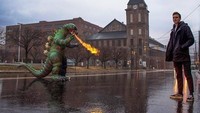 Wah, baiknya Godzilla saat bantu mengeringkan jalanan di Scranton. (Dok. Instagram/ryangodzilling)