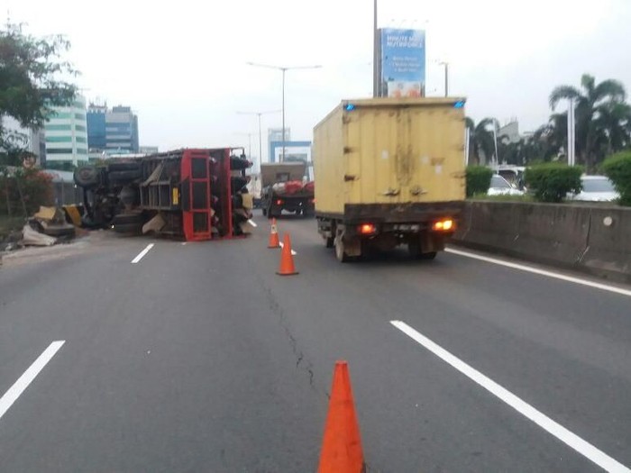Truk Pengangkut Motor Terguling di Tol Tomang, Lalin Macet