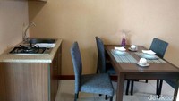 Ketika melewati pintu masuk, penghuni akan langsung melihat ruang keluarga yang menyatu dengan dapur. Di ruangan ini, sejumlah perabotan rumah tangga bisa ditempatkan, mulai dari perlengkapan memasak, lemari es, hingga meja makan mungil.