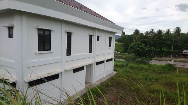 Tak Ditempati, Gedung Mentereng Kajari Cilegon Ditumbuhi Rumput Liar