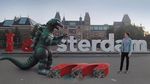 Lucu! Pria Ini Ajak Godzilla Travelling