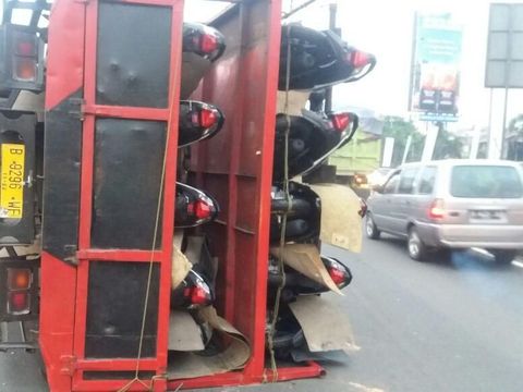 truk pengangkut motor terguling di ruas Tol Jakarta arah Tangerang