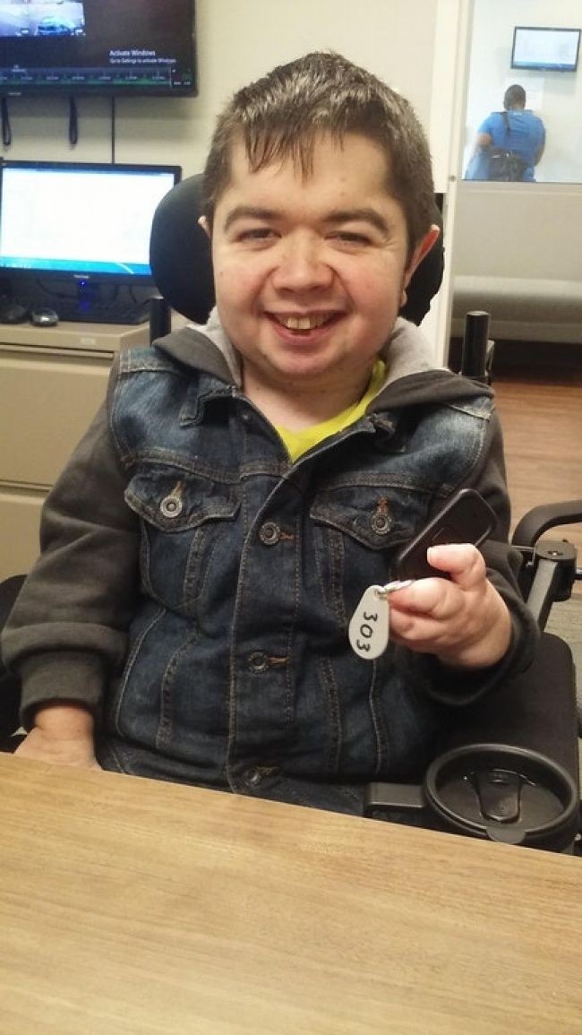 “Beberapa tahun lalu, aku bahkan tidak bisa keluar rumah. Tapi sekarang, aku dengan bahagia mengatakan aku bisa menyewa apartemen pertamaku yang bisa diakses olehku,” kata pria berkursi roda ini. Foto: Reddit, Bright Side