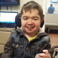 “Beberapa tahun lalu, aku bahkan tidak bisa keluar rumah. Tapi sekarang, aku dengan bahagia mengatakan aku bisa menyewa apartemen pertamaku yang bisa diakses olehku,” kata pria berkursi roda ini. Foto: Reddit, Bright Side