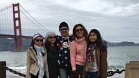 Bamsoet juga beberapa kali mengajak keluarganya liburan ke luar negeri. Ini pose mereka saat di San Fransico.