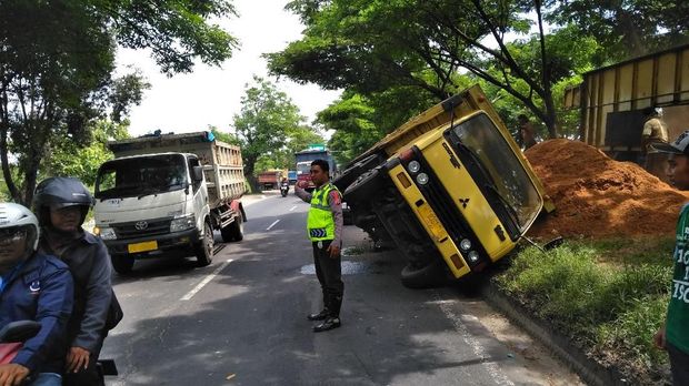 Polisi mengatur lalu lintas di sekitar lokasi yang macet