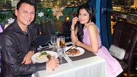 So sweet! Titi Kamal dan Christian terlihat sedang menikmati makan malam dengan latar gedung-gedung tinggi. Foto: Instagram titi_kamall