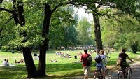 Kaum nudis di Jerman punya destinasi wisata khusus yang diizinkan pemerintah untuk bertelanjang dan berjemur. Misalnya Taman Tiergarten dan Volkspark Friedrichshain di Berlin, serta The English Garden dan sekitar Sungai Eisbach di Munich (Visit Berlin)