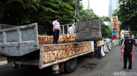 Sejumlah petugas dari Dinas Perhubungan DKI Jakarta melakukan pembongkaran beton pembatas di jalan Asia Afrika.