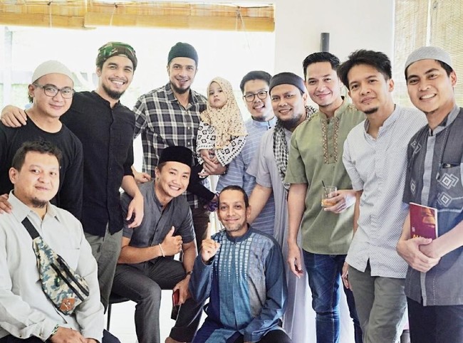Foto bersama peserta pengajian lainnya, mereka terlihat kompak ya? Foto: Instagram