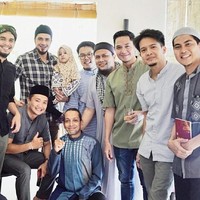 Foto bersama peserta pengajian lainnya, mereka terlihat kompak ya? Foto: Instagram