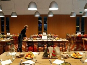 Bantu Orang Tak Mampu, Chef Massimo Bottura Bikin Dapur Umum Berkonsep Restoran