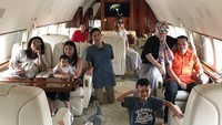 Di Instagram, Bamsoet juga kerap mengunggah fotonya saat di jet pribadi. Family time begitu tulis Bamsoet soal foto dia bersama keluarganya ini.