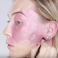 Paige tidak berusaha menutupinya. Justru tanda lahirnya semakin ditegaskan dengan produk eyeshadow shimmery warna keunguan yang senada dengan tanda lahirnya. Foto: Youtube