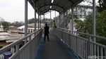 Acuhkan JPO, Begini Aksi Nekat Warga Melintas Rel Kereta