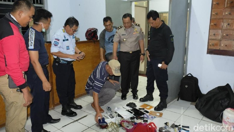 Puluhan Ponsel Disita Petugas Dalam Razia di Lapas Nusakambangan Puluhan Ponsel Disita Petugas Dalam Razia di Lapas Nusakambangan