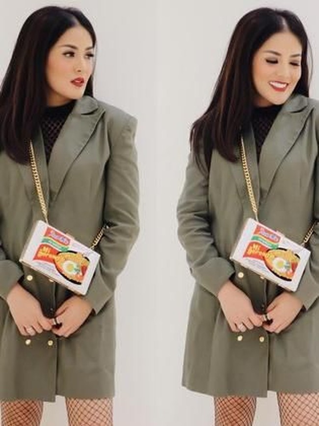 Tentu ini bukan kali pertamanya ia muncul dengan pilihan aksesori yang unik. Sebelumnya, Nindy pernah jadi sorotan setelah memakai tas berbentuk bungkusan mie instan.