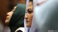 Deisti Astriani Tagor juga terlihat sangat serius saat menemani Novanto.