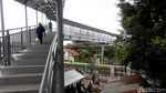Acuhkan JPO, Begini Aksi Nekat Warga Melintas Rel Kereta