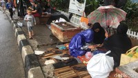 Kisah sejumlah pencari suaka dari negara lain yang telantar di trotoar di depan Rumah Detensi Imigrasi Jakarta ramai dibahas di media sosial. Banyak netizen yang merasa prihatin.