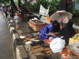 Pencari Suaka Telantar di Trotoar, Sandi: Nanti Ditaruh di Dinsos