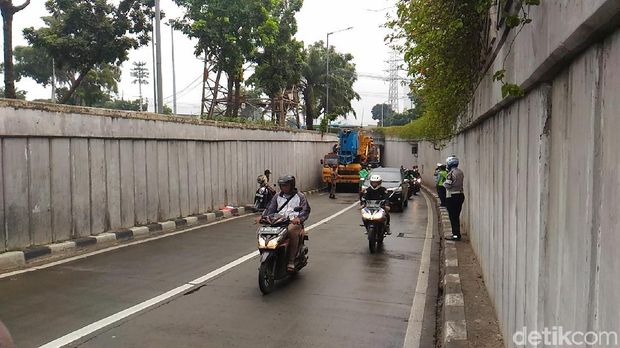 Lalu lintas lancar setelah lokasi mobil crane mogok